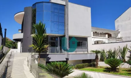 Casa triplex de rua, semi-mobiliada, com 4 suites, múltiplas salas, piscina e 10 vagas - Jardim Social