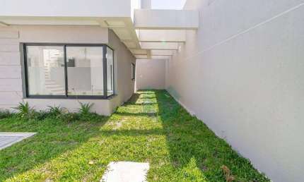 Sobrado duplex em condomínio com 3 suites, 2 vagas e quintal - Uberaba