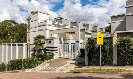 Casa ampla em condomínio de alto padrão com 3 quartos, sendo 1 suite, 2 vagas e muito espaço - Campo Comprido