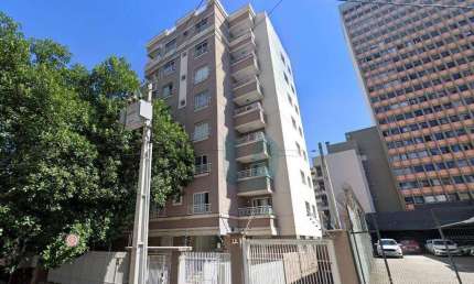Apartamento mobiliado de 1 quarto com sacada, 1 vaga coberta, face leste e de frente para a rua - Centro