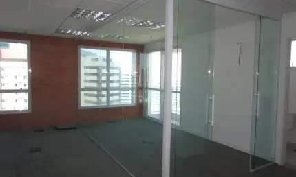 Linda sala comercial para locação a 54m do metro conceição.