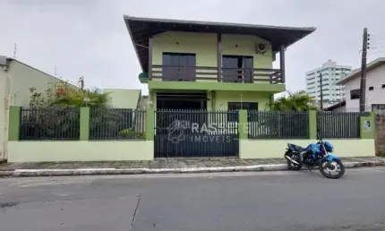 AMPLA CASA APENAS 200 METROS DO MAR NO CENTRO DE NAVEGANTES - SC