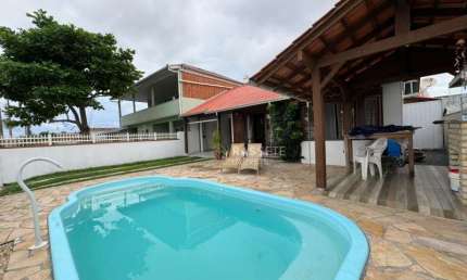 CASA Á 100 METROS DO MAR NA MEIA PRAIA EM NAVEGANTES/SC