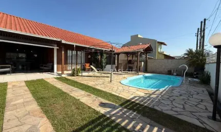 CASA Á 100 METROS DO MAR NA MEIA PRAIA EM NAVEGANTES/SC