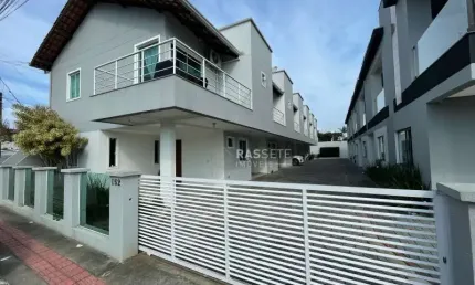 Lindo sobrado em condominio no centro de navegantes/sc