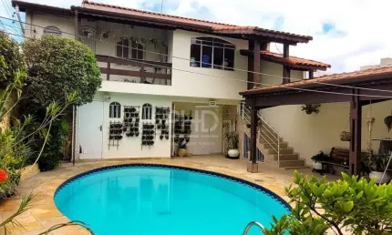 Casa Térrea à Venda, com 230m², 3 Quartos, 1 Suíte, 5 Banheiros, Área Gourmet, Piscina, 4 Vagas, Bairro Nova Petrópolis, São Bernardo do Campo