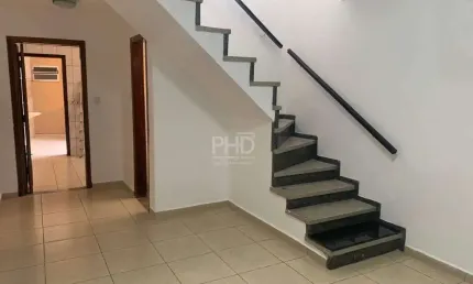 Sobrado com 2 dorms (1 c/ sacada), 2 vagas, edícula e 3 banheiros – espaçoso e bem localizado!