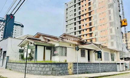 Casa Comercial de Esquina no Melhor Ponto do Bairro Victor Konder