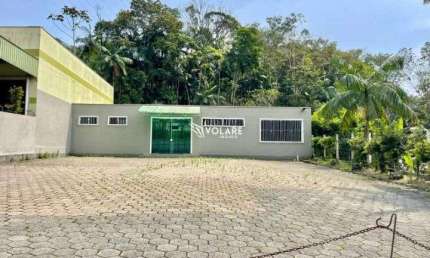 Galpão em Gaspar com 8 Vagas de Garagem e Banheiros Masculino e Feminino.