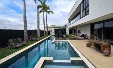 Sobrado de Alto Padrão no Saint Patrick – 4 Suítes, Piscina Olímpica, Academia Privativa e Estuda Permuta!