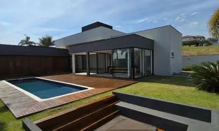 Casa Térrea Exclusiva no Saint Patrick – 4 Suítes, Fire Place, Piscina Aquecida e Total Privacidade!