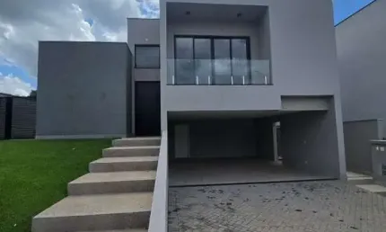Casa Térrea com 3 Suítes, Escritório e Piscina – Melhor Custo-Benefício com Fundo para a Mata!