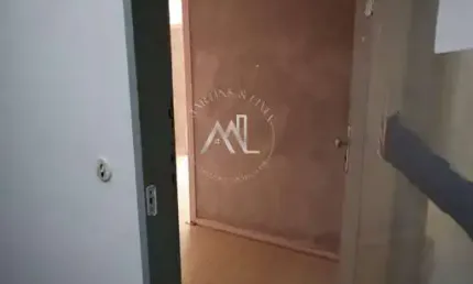 Ótima sala comercial,  com hall de entrada, duas salas, divisórias e banheiro social, com blindex e chuveiro.