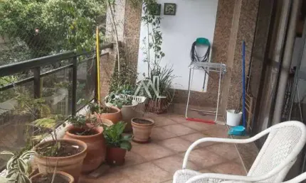 Ótimo apartamento, COM VARANDA E 2 VAGAS DE GARAGEM, 3 quartos, sendo 1 suíte.