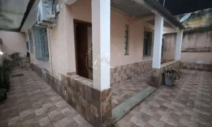 Excelente casa, 2 quartos, móveis planejados, box blindex e área externa