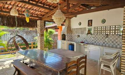 Duplex em Flecheira com porteira fechada a poucos metros da praia.