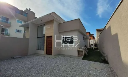 Casa linear a 100m da Rodovia Amaral Peixoto, no bairro Enseada das Gaivotas