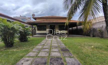 Casa no Costazul em terreno único com 3 quartos, 200m da praia!