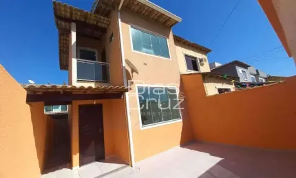 Linda casa duplex independente com 2 quartos no Village em Rio das Ostras.