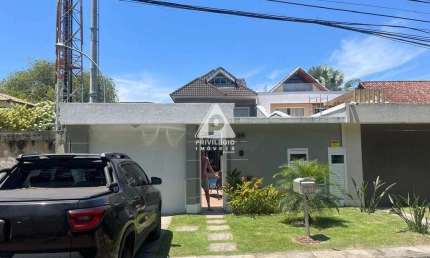 Casa maravilhosa Condominio Rio Mar 5 quartos 4 vagas.Modernizada com placa solar . 378 mts