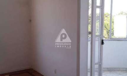 Apartamento de 3 quartos, muito claro, arejado, indevassável, vista livre, sala ampla com varanda. apt. com piso de madeira, taco muito bem conservado