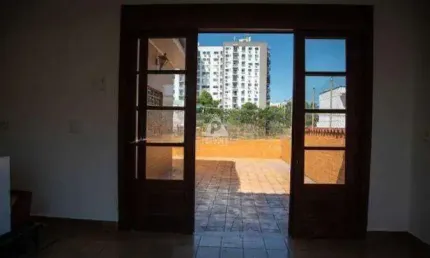 Casa triplex, com churrasqueira e uma edícula, vaga para 2 carros