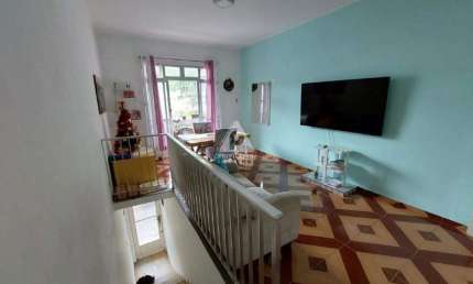 Casa de rua, 7 quartos, 4 banheiros, 3 salas, 2 vagas cobertas.