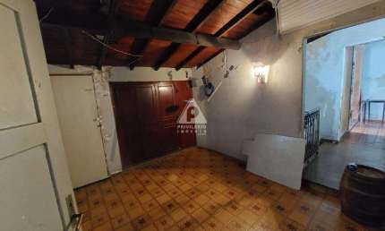 Apartamento tipo casa, 4 quartos, 3 banheiros, 2 cozinhas, despensa, área coberta.