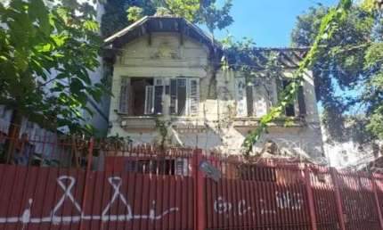 Casa duplex à venda com 401 m2, 8 quartos, 6 banheiros e 3 vagas. Próxima ao Metrô