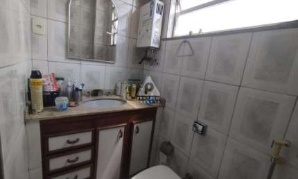 2 quartos com armários embutidos, vaga na garagem e cozinha planejada com adega