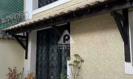 Ótima oportunidade – casa ampla com duas edificações!