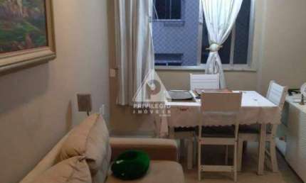 Apto reformado, piso frio (porcelanato), vista livre, fundos, fiação para NET embutida, 2qts, cozinha, área de serviço, espaço para home office, sala,