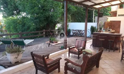 Casa quadriplex, com 16 quartos e extensa área aberta e fechada.