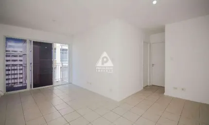 Apartamento sala com varanda 2 quartos 1 vaga centro.