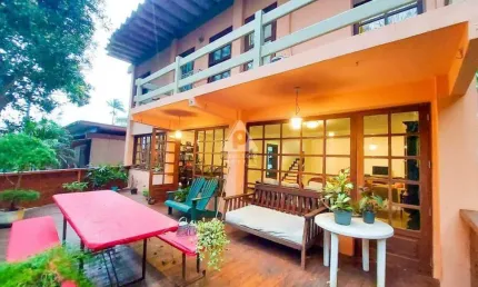 Conforto e natureza – casa com 2 suítes e 3 vagas em condomínio fechado