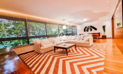 Espetacular 3 quartos no leblon – reformado, silencioso e a 100m da praia