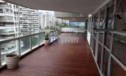 Excepcional apartamento na Barra da Tijuca, com 4 quartos, sendo um, suíte com closet. São 4 vagas na escritura!