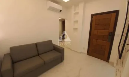 Quarto e sala reformado com área externa, em copacabana!