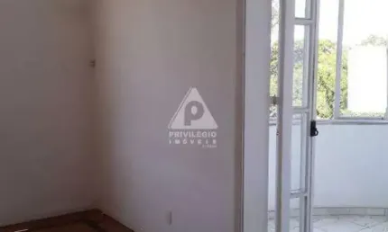 Apartamento de 3 quartos, muito claro, arejado, indevassável, vista livre, sala ampla com varanda. apt. com piso de madeira, taco muito bem conservado
