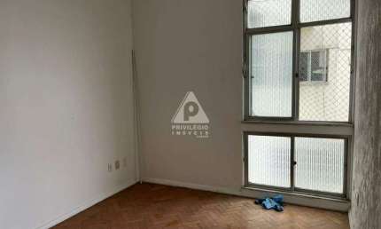 Humaitá! Excelente apartamento composto de 2 quartos, sala bem arejada e cozinha ampla.