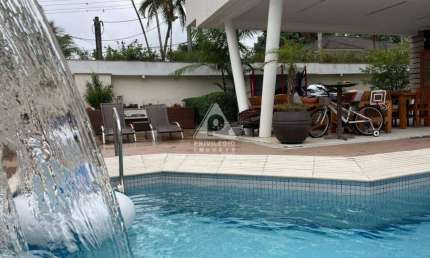 Casa em condomínio fechado com 4 suítes, piscina, sauna e sistema de geração de energia em Vargem Pequena