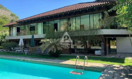 4 suites, 583m² de área construída e 1420m² de área total, jardim e piscina no condomínio jardim do itanhagá