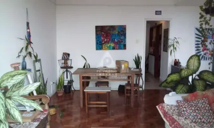 Varanda, sala em 2 ambientes, original 3 quartos, com dependências completas.