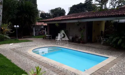 Casa linear com 339m2 em terreno de 1.035m², 04 quartos, 01 suíte, 02 vagas, itanhangá - rio de janeiro/rj