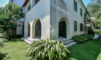 Casa duplex composta de 4 quartos/suítes, 3 salas, cozinha espaçosa, varandas, área gourmet, piscina, vaga de garagem e vista maravilhosa.