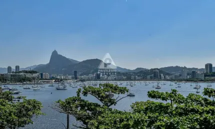 Casa quintuplex composta de 4 suítes, cozinha espaçosa, área de serviço, 5 banheiros, varandão, tarraço, piscina, área gourmet, garagem.