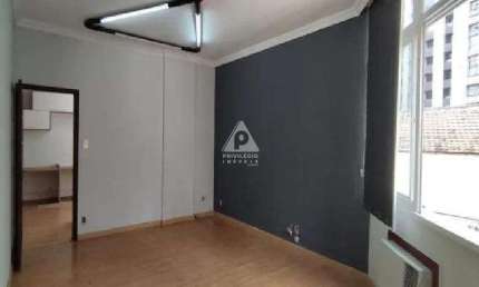 PRIVILÉGIO IMÓVEIS VENDE: Sala Comercial com 45,00m², situada no coração administrativo do Centro do Rio.