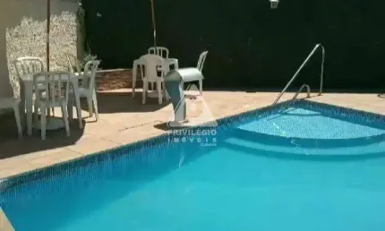 Duas casas com entrada independente - 1 é casa de festas com piscina etc