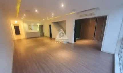 Luxuosa cobertura triplex na quadra da praia – 5 suítes e vista mar