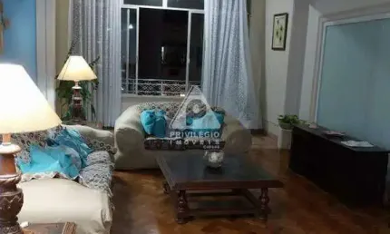 Excelente apartamento andar alto e vista livre, 3 quartos, dependência completa, vaga na garagem e portaria 24hrs. quadra da praia de copacabana!